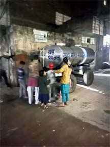 बिजली व पानी न आने से Muzaffarnagar शहरी क्षेत्र के नागरिक हुए हलकान, महमूदनगर की टंकियों में गंदा पानी आने की समस्या बिजली व पानी न आने से Muzaffarnagar शहरी क्षेत्र के नागरिक हुए हलकान, महमूदनगर की टंकियों में गंदा पानी आने की समस्या