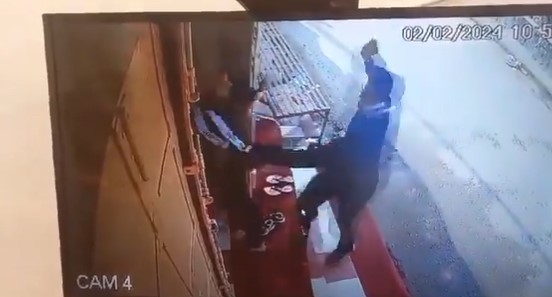 Ballia News: सरकारी अधिकारियों की गुंडागर्दी, सर्राफा व्यवसायी की उसके परिवार के सामने ही पिटाई Ballia News: सरकारी अधिकारियों की गुंडागर्दी, सर्राफा व्यवसायी की उसके परिवार के सामने ही पिटाई