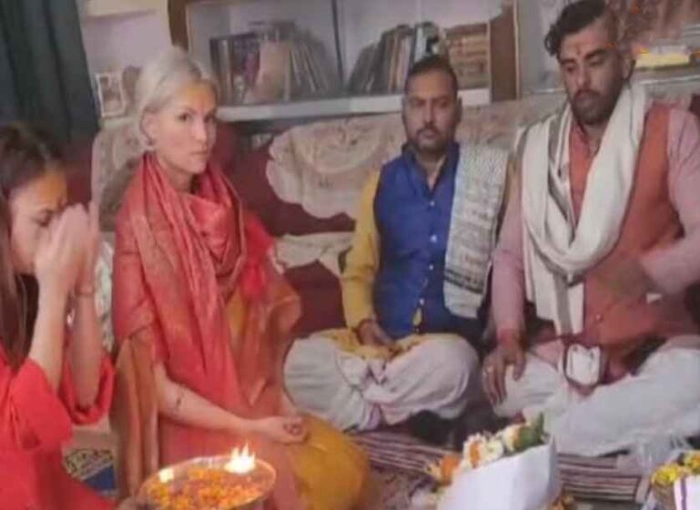 शांति की खोज में Kashi आई रूसी महिला इंगा:  अपनाया सनातन धर्म