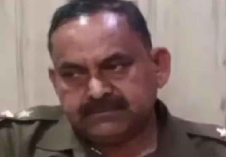 Moradabad: अपने ही थाने में अरेस्ट हुआ रिश्वतखोर पुलिस इंस्पेक्टर, मांगी थी 20 हज़ार की रिश्वत Moradabad: अपने ही थाने में अरेस्ट हुआ रिश्वतखोर पुलिस इंस्पेक्टर, मांगी थी 20 हज़ार की रिश्वत