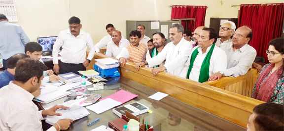 Muzaffarnagar News: हरेंद्र मलिक, संजीव बालियान व दारा सिंह प्रजापति सहित कई ने किया नामांकन