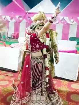 Khatauli: दुल्हन का स्टेज से फायर करने का वीडियो वायरल