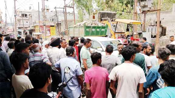 Muzaffarnagar News: गली मौहल्लों में चल रहे अवैध कूड़ा डलावघर बंद करने को लेकर हंगामा