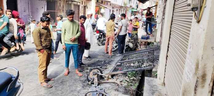 Muzaffarnagar News: पुरानी घास मंडी स्थित एक मकान में आग लगने से लाखों का नुकसान