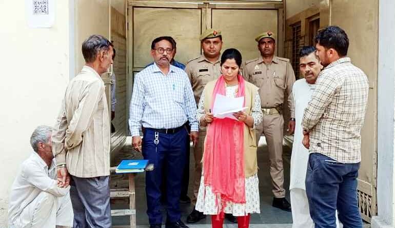 Muzaffarnagar: उपजिलाधिकारी बुढाना ने विद्यालयों में बने बूथों का किया निरीक्षण, दिए आवश्यक दिशा निर्देश