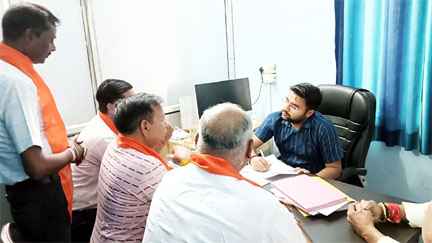 Muzaffarnagar News-समस्याओं से जिला विद्यालय निरीक्षक को कराया अवगत