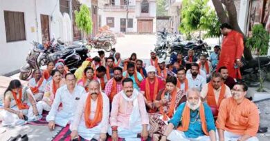 Muzaffarnagar News- क्रांति सेना ने कपिलदेव अग्रवाल के आवास पर किया प्रदर्शन