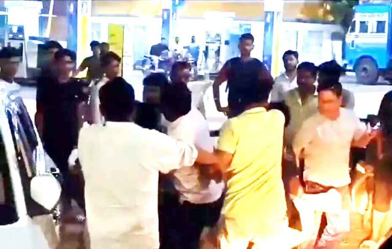 Muzaffarnagar News: कार सवार युवकों से मारपीट, वीडियो वायरल