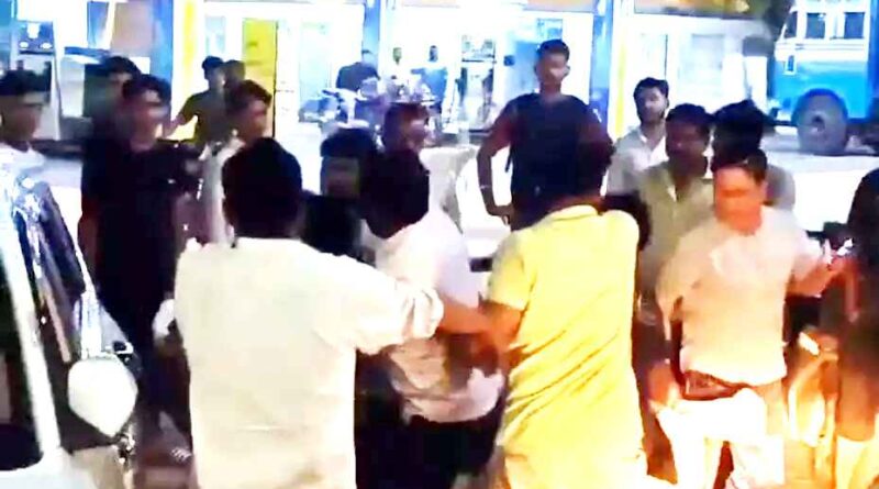 Muzaffarnagar News: कार सवार युवकों से मारपीट, वीडियो वायरल Muzaffarnagar News: कार सवार युवकों से मारपीट, वीडियो वायरल