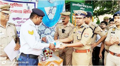 Muzaffarnagar News-ट्रैफिक पुलिसकर्मियों को एसएसपी ने गर्मी से बचाव को राहत कीट की वितरित Muzaffarnagar News-ट्रैफिक पुलिसकर्मियों को एसएसपी ने गर्मी से बचाव को राहत कीट की वितरित