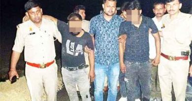 Khatauli जंगल की तरफ भागते हुए पुलिस टीम पर फायरिंग:  बैटरे चोरी करने वाले मुठभेड में दबोचे