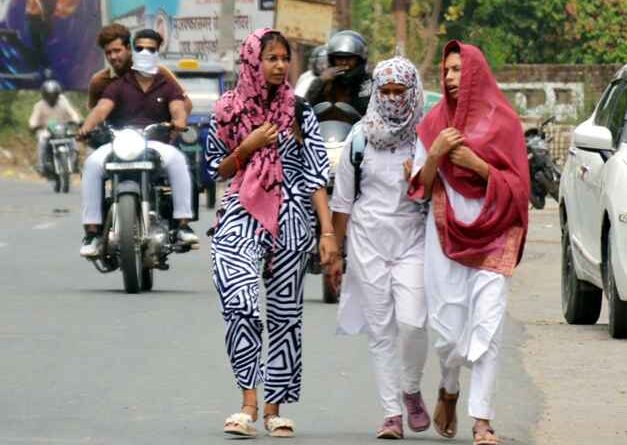 Muzaffarnagar: चिपचिपाती गर्मी गर्मी से बिलबिलाएं नागरिक, रात के समय बिजली गुल