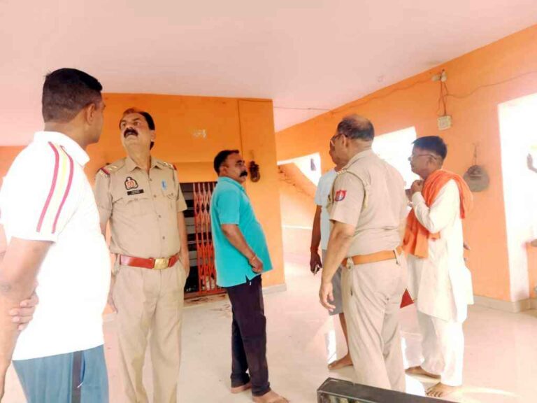Muzaffarnagar News: खून के छींटे मंदिर में मिलने से आक्रोश Muzaffarnagar News: खून के छींटे मंदिर में मिलने से आक्रोश
