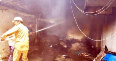 Muzaffarnagar News: मारुति सुजुकी कार शोरूम के भीतर एसी में हुए ब्लास्ट के बाद आग