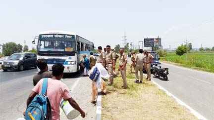 Muzaffarnagar News: दिल्ली जा रही उत्तराखंड परिवहन की रोडवेज बस अनियंत्रित होकर पलटी Muzaffarnagar News: दिल्ली जा रही उत्तराखंड परिवहन की रोडवेज बस अनियंत्रित होकर पलटी