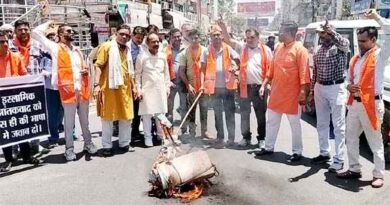 Muzaffarnagar News- आतंकवाद का पुतला फूंककर क्रांति सेना ने जताया रोष