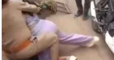 Varanasi: महिला द्वारा पुलिस कर्मियों के साथ मारपीट, छेड़खानी का मुकदमा दर्ज करने का दबाव?