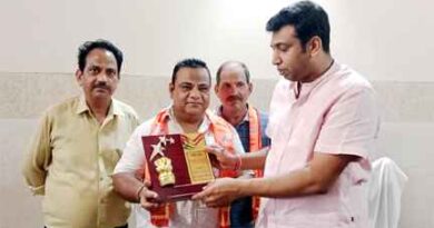 हिंदू युवा वाहिनी ने Muzaffarnagar डीएम को किया सम्मानित