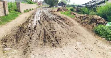 मोरना/Muzaffarnagar: कीचड़ से भरे रास्ते, गांव में नही है स्वच्छ पेयजल की व्यवस्था