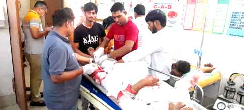 Khatauli: पिता पुत्र कार की टक्कर से घायल Khatauli: पिता पुत्र कार की टक्कर से घायल