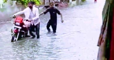 Muzaffarnagar में सड़के बनी तालाब, बारिश में कई दुपहिया वाहन हुए बंद