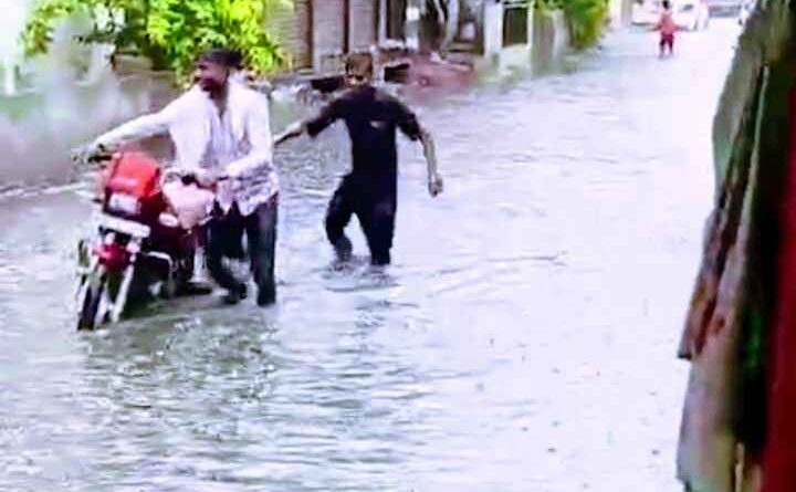 Muzaffarnagar में सड़के बनी तालाब, बारिश में कई दुपहिया वाहन हुए बंद