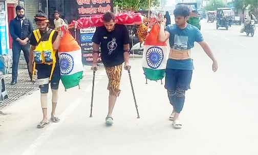 Muzaffarnagar: 61 लीटर गंगा जल की कांवड़ लेकर दिव्यांग मोहित गुर्जर