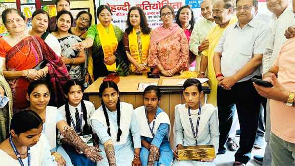 Muzaffarnagar News-मेंहदी प्रतियोगिता का आयोजन वैदिक पुत्री पाठशाला इण्टर कालिज में