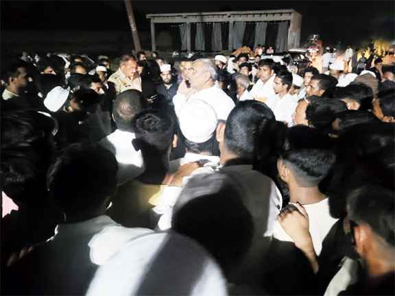 Muzaffarnagar: करंट लगने से झुलसे लाइनमैन की मौत, ग्रामीणों का प्रदर्शन-पहुंचे सांसद हरेंद्र मलिक