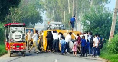 Muzaffarnagar- फुगाना में अनियंत्रित स्कूली वैन पलटी: बच्चों में मची चीख पुकार