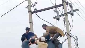 विद्युत कर्मी हादसे में बुरी तरह झुलसा: Charthawal के किसानों का आक्रोश धरने में बदला