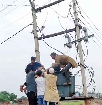विद्युत कर्मी हादसे में बुरी तरह झुलसा: Charthawal के किसानों का आक्रोश धरने में बदला