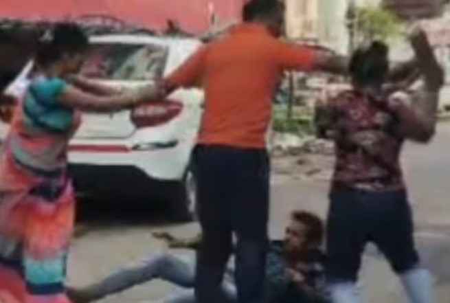 Agra में युवक की पिटाई का वीडियो वायरल: स्पा सेंटर में लेन-देन विवाद पर उठे सवाल