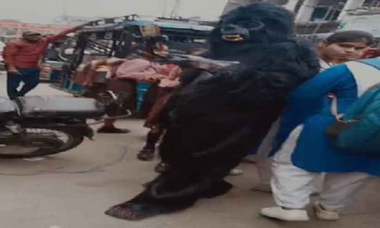 Aligarh में यूट्यूब प्रैंक की चूक: गुरिल्ला’ के वेश यूट्यूबर की भारी धुनाई Aligarh में यूट्यूब प्रैंक की चूक: गुरिल्ला’ के वेश यूट्यूबर की भारी धुनाई