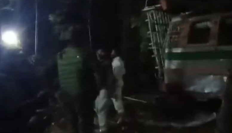 Jammu-Kashmir में बड़ा हादसा: बीएसएफ बस खाई में गिरी, 3 जवान शहीद, 32 घायल