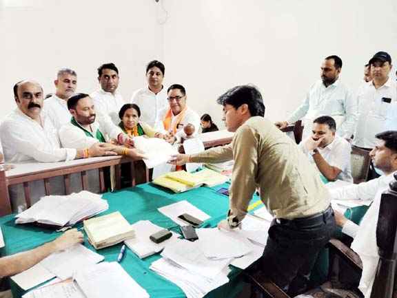 Muzaffarnagar-अंतिम दिन की गहमागहमी में रालोद-भाजपा गठबंधन की मिथलेश पाल सहित 14 प्रत्याशियों ने भरा नामांकन, कौन जीतेगा इस बार मीरांपुर?