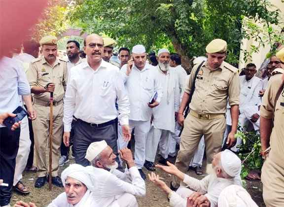 Muzaffarnagar गन्ना सोसायटी का चुनाव सम्पन्नः डीएम-एसएसपी ने किया निरीक्षण