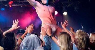 Bachelorette Party में हुआ प्यार: दुल्हन ने तोड़ी शादी, स्ट्रिपर को बना लिया दूल्हा