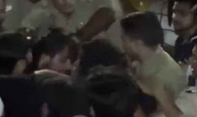 Mathura News: पुलिस की बर्बरता: काली मेले में पति-पत्नी के साथ हुई बुरी घटना Mathura News: पुलिस की बर्बरता: काली मेले में पति-पत्नी के साथ हुई बुरी घटना