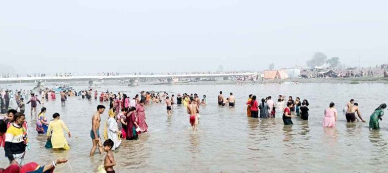 Kartik Purnima पर गंगा स्नान का अद्भुत दृश्य, लाखों श्रद्धालुओं ने पूजा-अर्चना में खोला आस्था का खजाना