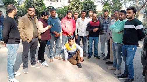 Muzaffarnagar News: जल निगम कार्यालय पर हंगामा: ठेकेदार ने आत्मदाह का प्रयास, बकाया भुगतान को लेकर बवाल Muzaffarnagar News: जल निगम कार्यालय पर हंगामा: ठेकेदार ने आत्मदाह का प्रयास, बकाया भुगतान को लेकर बवाल