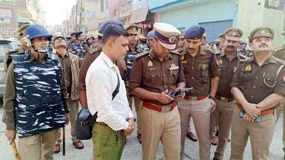 Muzaffarnagar में सुरक्षा की गारंटी: जुमे की नमाज से पहले पुलिस ने किया फ्लैग मार्च, शहर में सुरक्षा का अलर्ट Muzaffarnagar में सुरक्षा की गारंटी: जुमे की नमाज से पहले पुलिस ने किया फ्लैग मार्च, शहर में सुरक्षा का अलर्ट