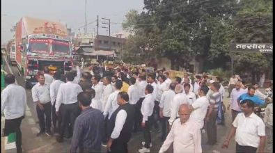 गाजियाबाद में वकीलों के साथ अभद्रता के विरोध में Jansath में हुआ जोरदार प्रदर्शन, सड़क जाम कर गुस्से का जताया विरोध