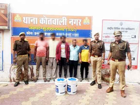 Muzaffarnagar में नकली यूरिया फैक्ट्री का भंडाफोड़: पुलिस ने 5 शातिर अभियुक्तों को दबोचा