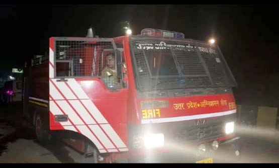 Muzaffarnagar में कपड़े के गोदाम में लगी भयंकर आग: लाखों का नुकसान, दमकल विभाग का संघर्ष जारी