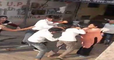 Aligarh में प्रेम प्रसंग को लेकर जमकर बवाल, पुलिस चौकी के बाहर प्रेमी-प्रेमिका के परिजनों की हुई भिड़ंत, वीडियो वायरल
