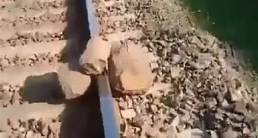 Bareilly रेल हादसा: ट्रेन पलटाने की साजिश, 31 किलो लोहे का टुकड़ा और पत्थर ट्रैक पर रखे गए