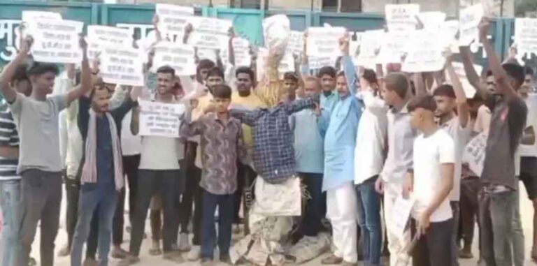 Mau- उत्तर प्रदेश क्रिकेट चयन में पूर्वांचल के खिलाड़ियों के साथ भेदभाव पर भड़का गुस्सा: बीसीसीआई का पुतला जलाकर विरोध