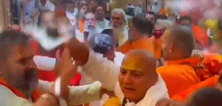 Prayagraj महाकुंभ से पहले संतों के बीच हंगामा, अखाड़ों के बीच हाथापाई ने मचाया बवाल