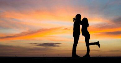 Shikohabad में स्कूल बंक कर कैफे में मचा हड़कंप: 13 छात्र-छात्राएं पकड़ी गईं, दोनों कैफे सील